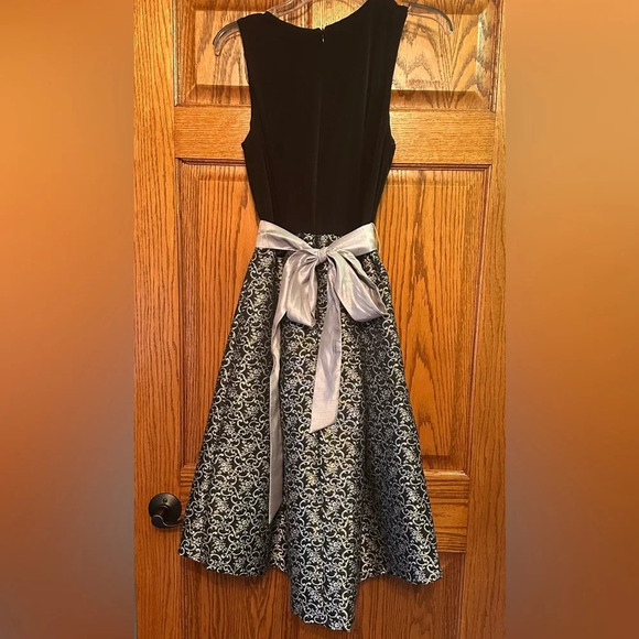 NWOT GORGEOUS Silver embroidered and black dress. - Picture 3 of 3